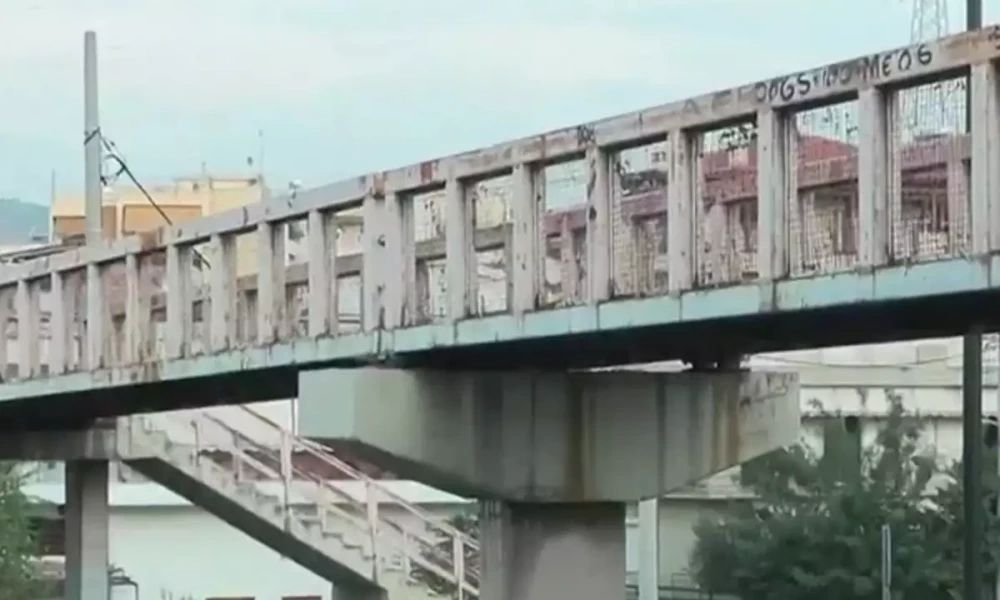 Θα πέσει στα κεφάλια μας; Φθορές στη γέφυρα Βρυούλων στη Ν. Φιλαδέλφεια (Βίντεο)